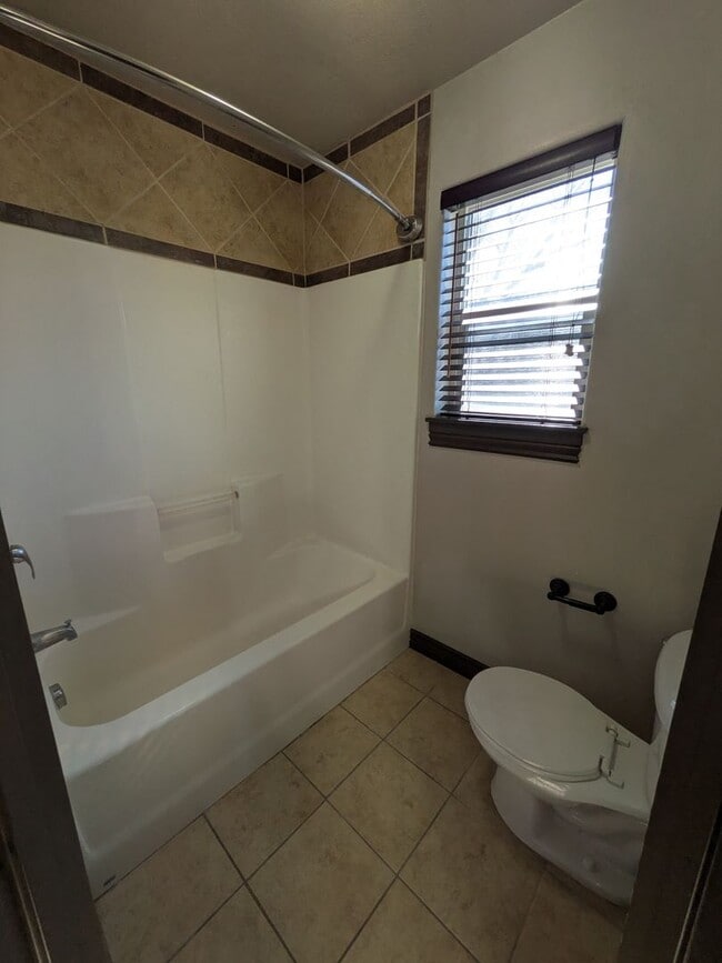 Building Photo - 3 bed 1.5 bath IMMACULATE END-UNIT Townhome in the Meadows