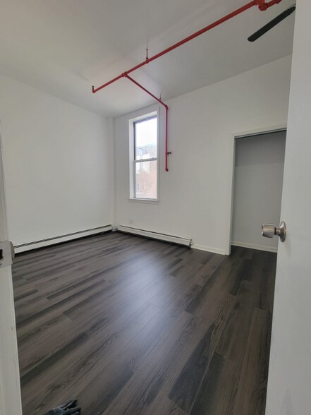 Building Photo - 13 Bleecker St