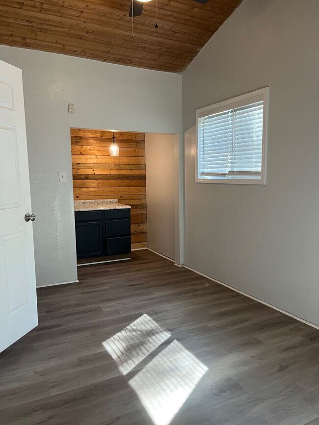 Building Photo - 489 W Outer Dr