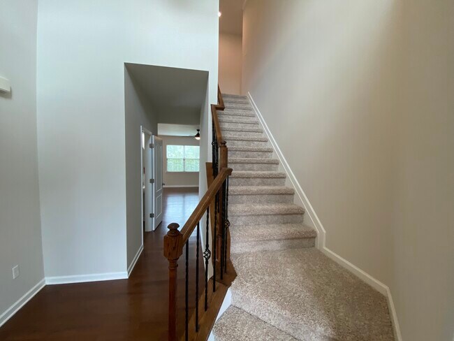 Building Photo - 454 Livingston Dr