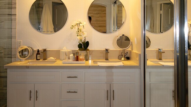 Building Photo - Gorgeous 3 bedrooms 2.5 baths townhome in ...