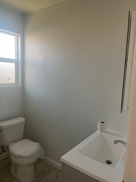 Building Photo - 2811 Tulare Ave