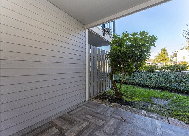 Building Photo - 2 bed, 2 bath rental condo in Lake Oswego ...