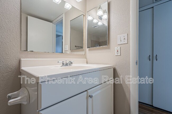 Building Photo - 700 W University Dr