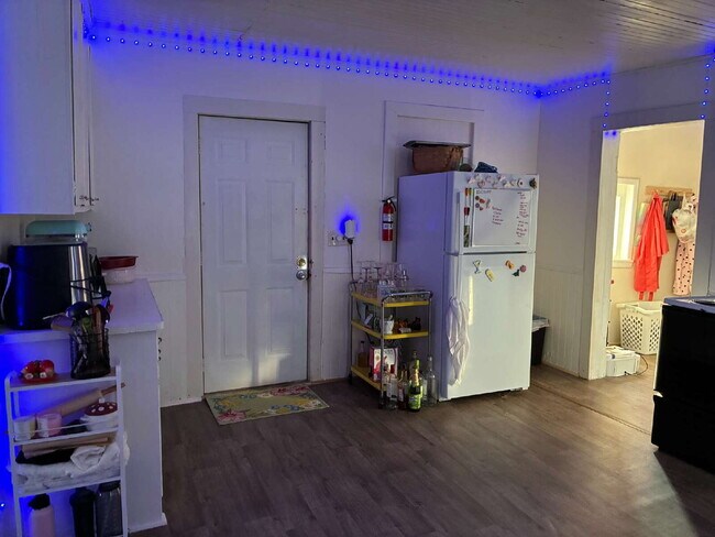 Building Photo - Awesome 2 Bed 1 Bath! Available June 1st!