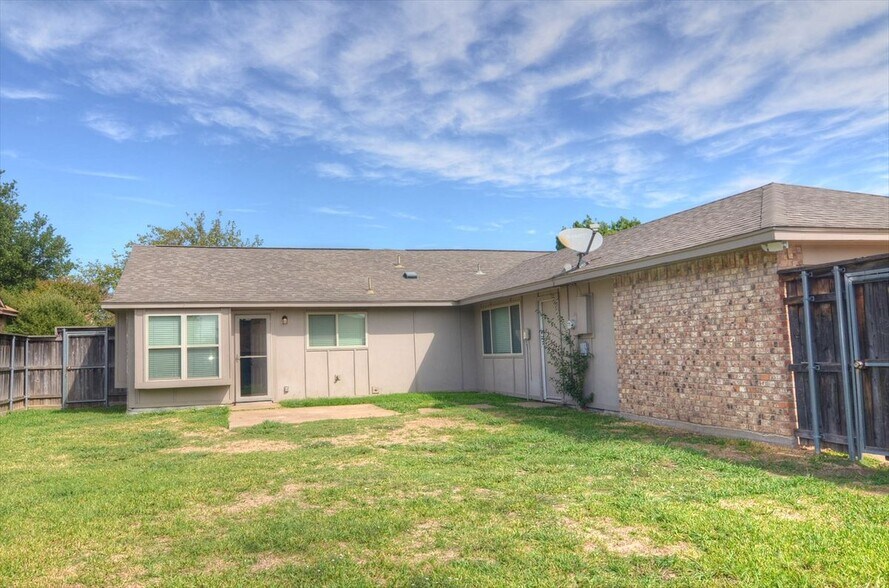 Building Photo - 1008 Field Trail Dr