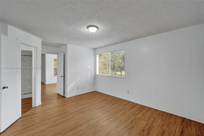 Building Photo - 417 Vista Isles Dr