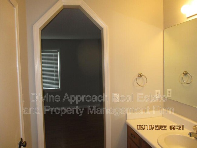 Building Photo - 830 Jamestown Manor Park