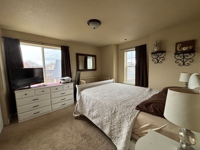 Building Photo - Beautiful and Spacious 4 Bed/2.5 Bath Home...