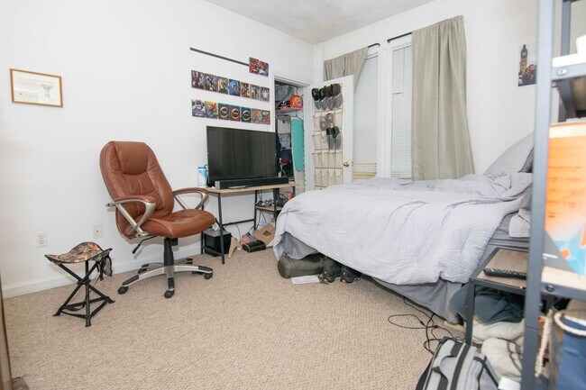 Building Photo - Allston 3 Bed – 1,100 Sq Ft – Heat Included – Deck/Porch – 9/1