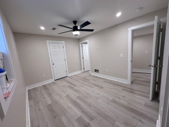 Building Photo - 824 E High St