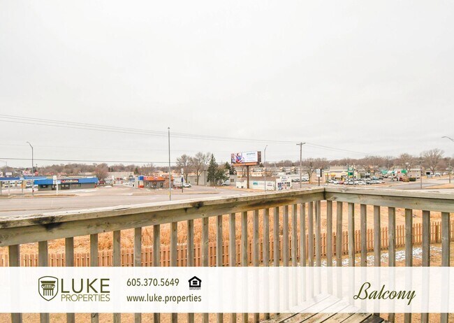 Building Photo - 405 S Sycamore Ave