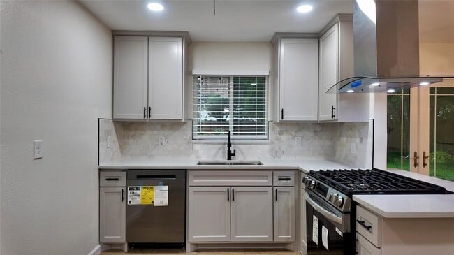 Building Photo - Beautiful Lochwood Gem