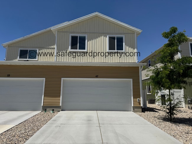 Building Photo - Beautiful Townhome in Saratoga Springs