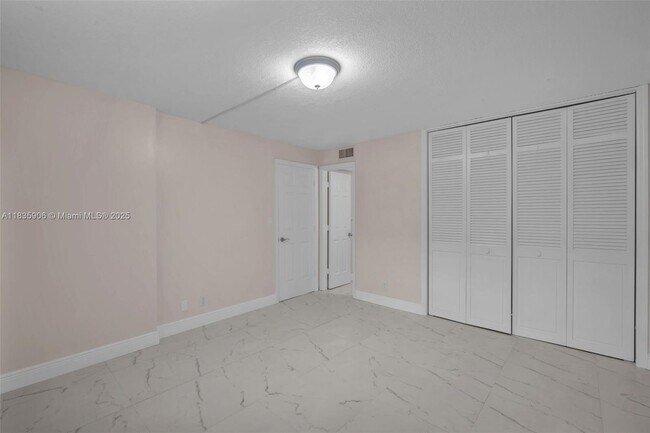 Building Photo - 250 E Royal Palm Rd