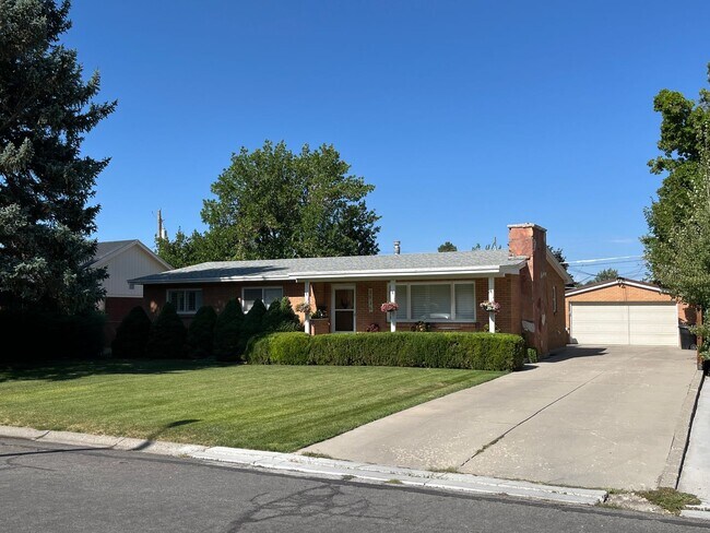 Primary Photo - Beautiful Holladay Home