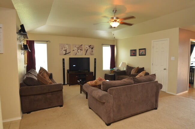 Building Photo - Gorgeous 3 bedroom 2 bath home in desired ...