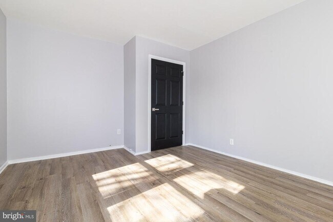 Building Photo - 217 Parkinson Ave