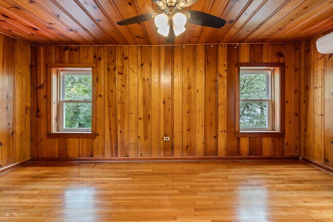 Building Photo - Charming Black Mountain Rental!