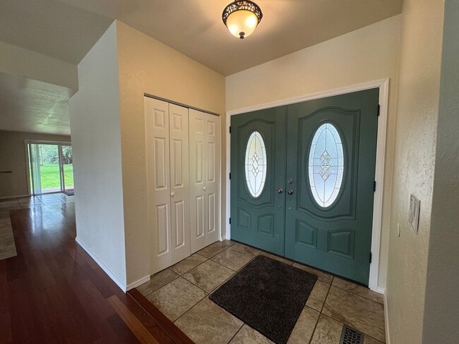 Building Photo - River Front Property