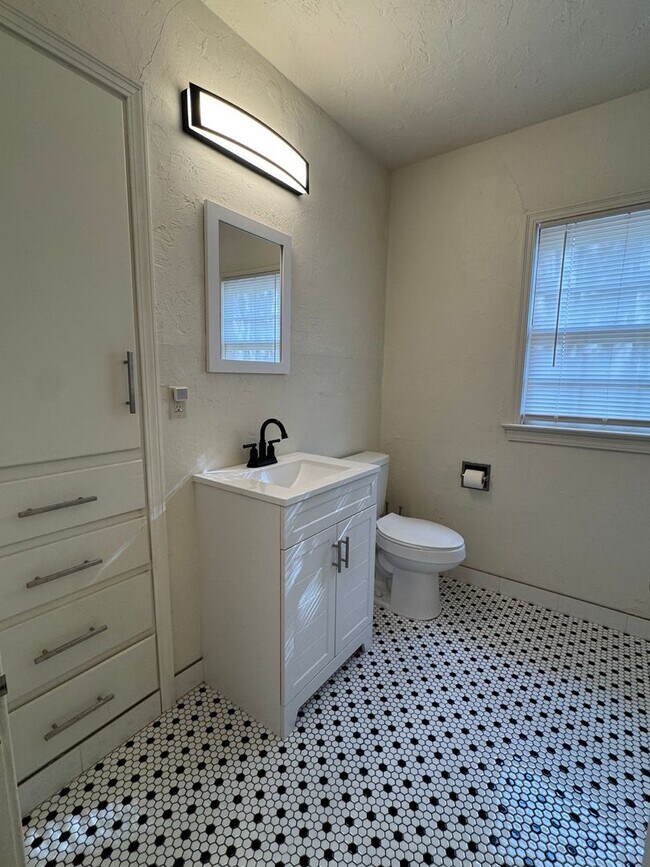 Building Photo - 506 NW Fort Sill Blvd