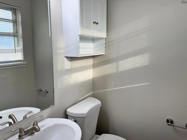 Building Photo - 2813 Roanoke Dr