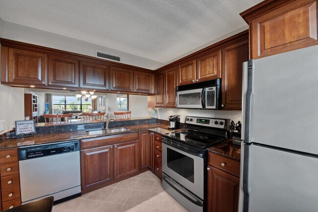 Building Photo - 6121 Balboa Cir