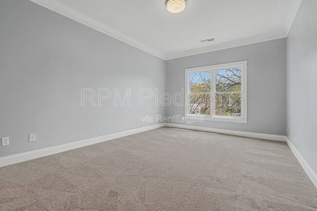 Building Photo - 1034 Hubbard St SW