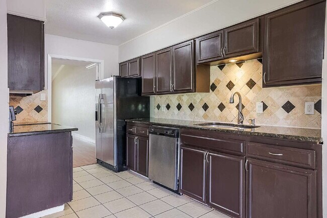 Building Photo - Updated 2 Bed, 2 Bath Townhome in North Dallas