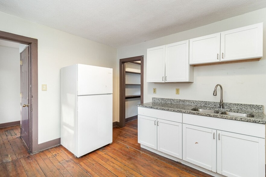 Building Photo - 447 Banfil St