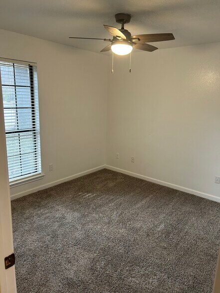 Building Photo - 801 Summit Dr