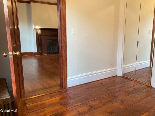 Building Photo - 162 4th St