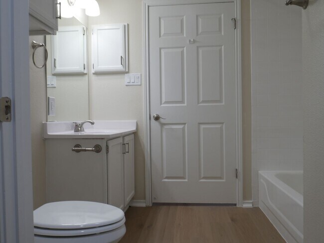 Building Photo - Solms 1 Bed | 1 Bath 670 Sq. Ft.