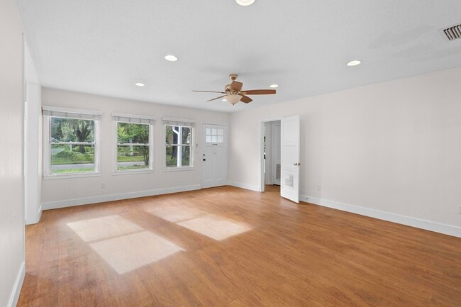Building Photo - 605 N Amelia Ave