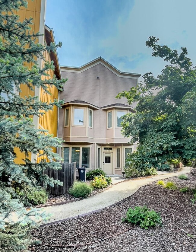 Building Photo - Jackson Creek Suite: Fully Furnished Charming Condo Nestled in Near a Creek $300