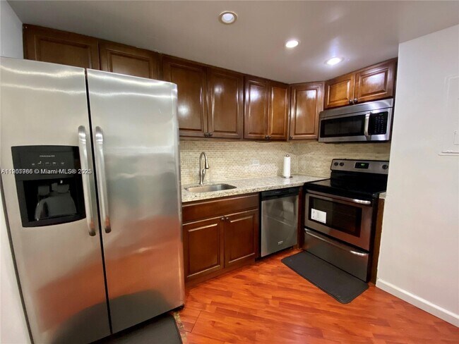 Building Photo - 825 Brickell Bay Dr