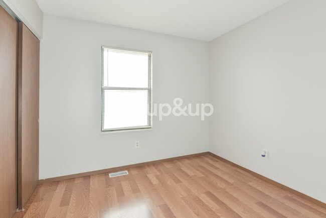 Building Photo - Fantastic 3bd/2ba home! Coming soon!