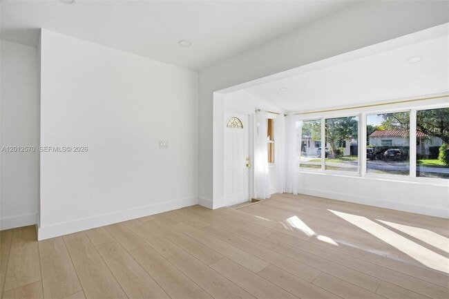 Building Photo - 461 Plover Ave