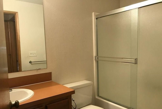 Building Photo - Location Location Location - 3 Bedroom 2 b...
