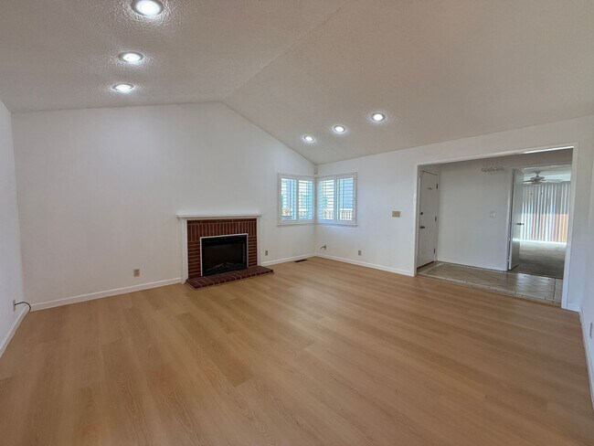 Building Photo - Cozy 3 Bedroom 2 Bath home located conveniently in San Jose