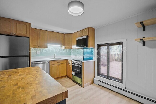 Building Photo - 35 Bowen St