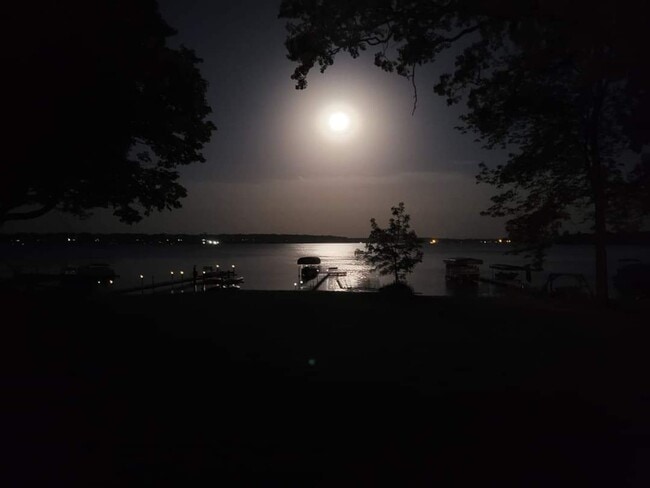 Building Photo - Rare green lake lake home for long term re...