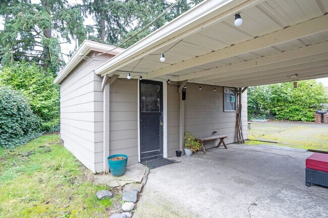 Building Photo - Comfortable 2-Bedroom Home on Large Fenced Corner Lot