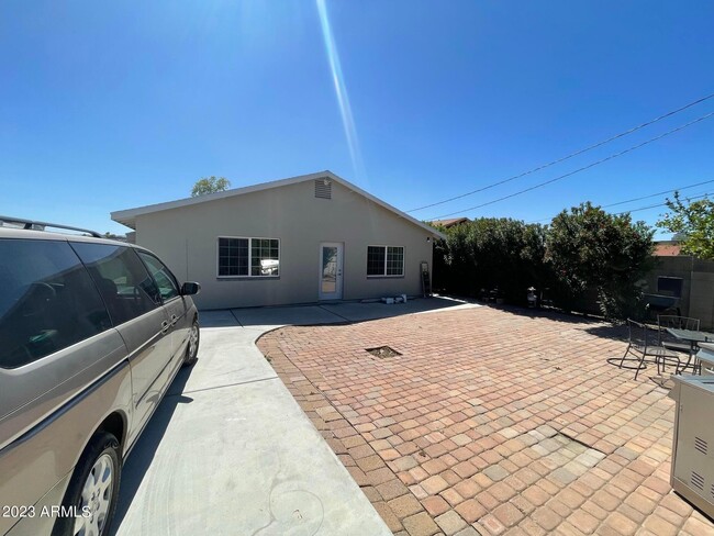 Building Photo - 1308 E Monroe St