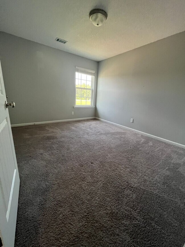 Building Photo - Spacious 4-Bedroom Pet Friendly Home with a Serene View - Available for Rent!