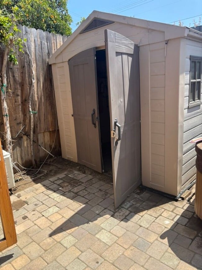 Building Photo - Remodeled 3 Bed 3 Bath House with Jacuzzi ...