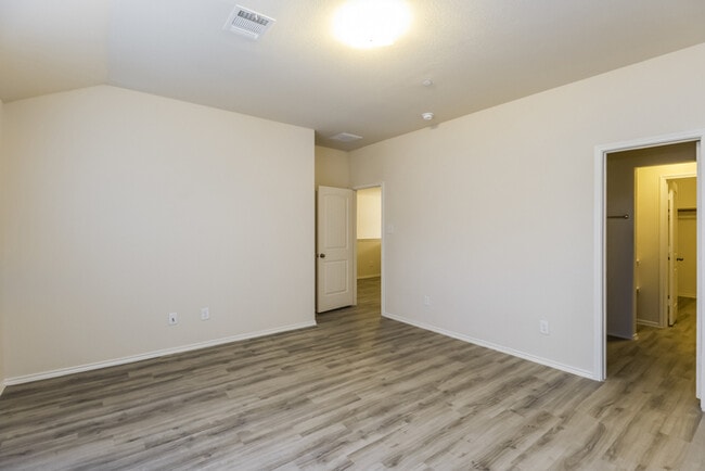 Building Photo - 5121 Lost Oak Dr