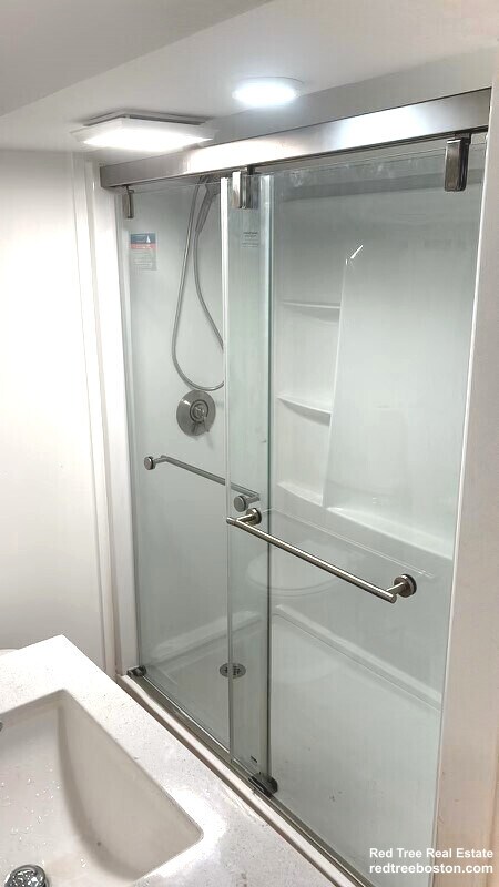 Building Photo - 688 Parker St