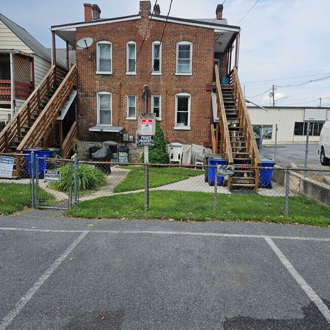 Building Photo - JUST REDUCED!  2nd Floor 1 Bedroom Apartment!