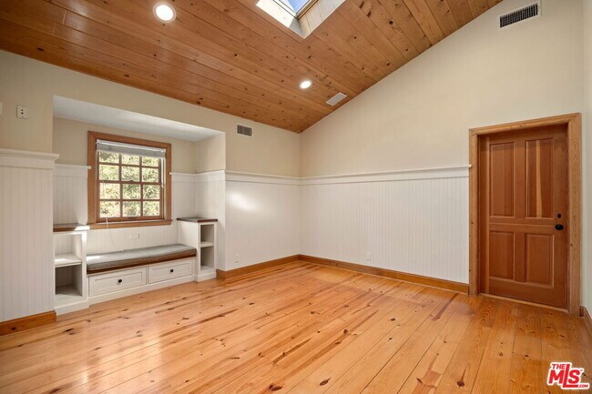 Building Photo - 7972 Mulholland Dr